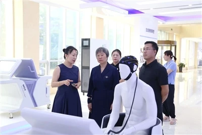 성국제무역촉진위원회 당서기 위안준과 그의 일행은 조사연구를 위해 HSAP에 들어갔다